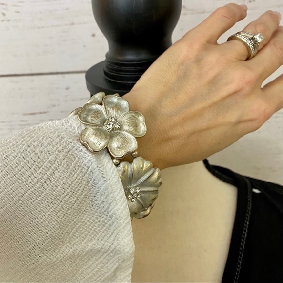 Jewelry - Silver Stretch Bracelet Fashion Floral